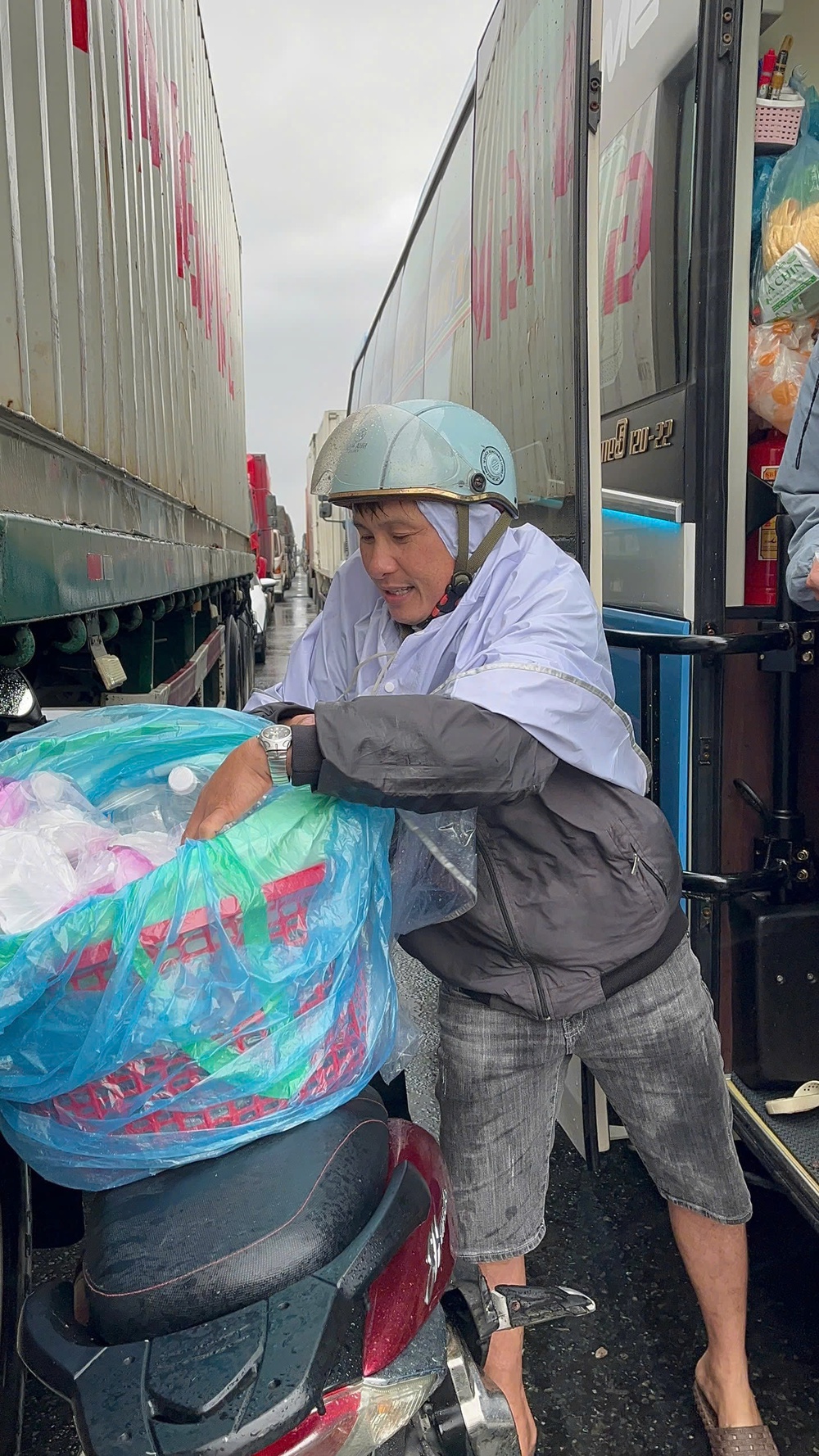 Báo chí giữa tâm lũ: Cứu người, chặn tin giả và khơi dậy triệu trái tim - Ảnh 16.