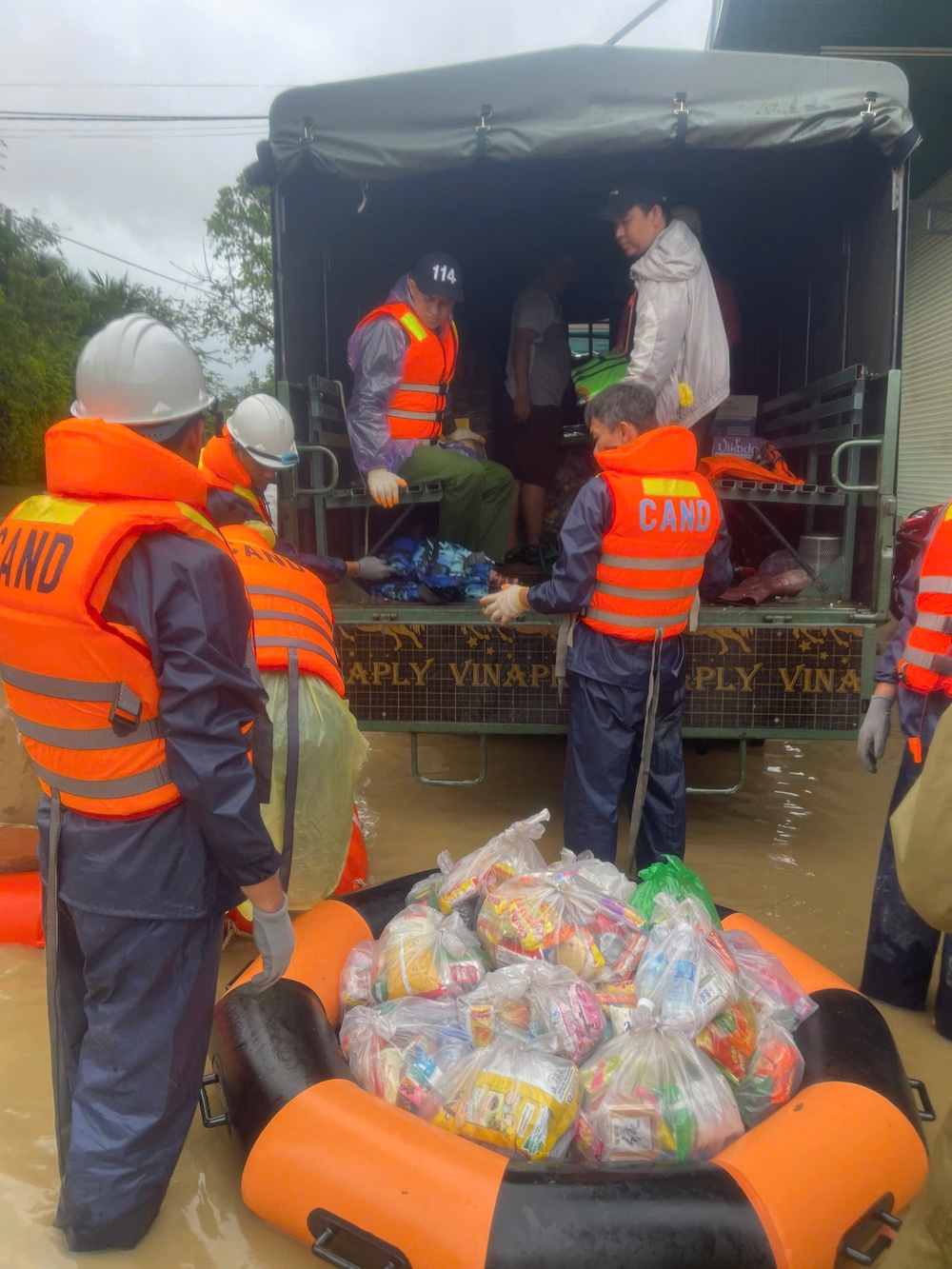 Báo chí giữa tâm lũ: Cứu người, chặn tin giả và khơi dậy triệu trái tim - Ảnh 14.