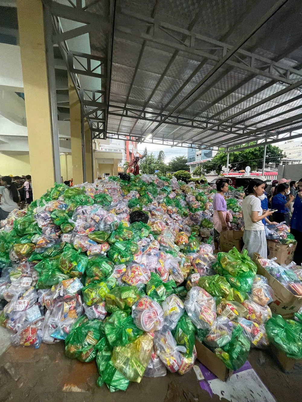 Báo chí giữa tâm lũ: Cứu người, chặn tin giả và khơi dậy triệu trái tim - Ảnh 17.