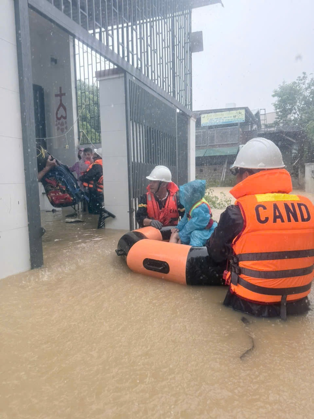 Báo chí giữa tâm lũ: Cứu người, chặn tin giả và khơi dậy triệu trái tim - Ảnh 22.