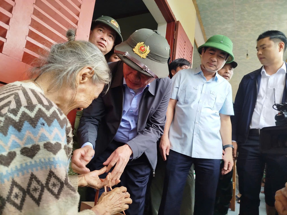 Báo chí giữa tâm lũ: Cứu người, chặn tin giả và khơi dậy triệu trái tim - Ảnh 38.