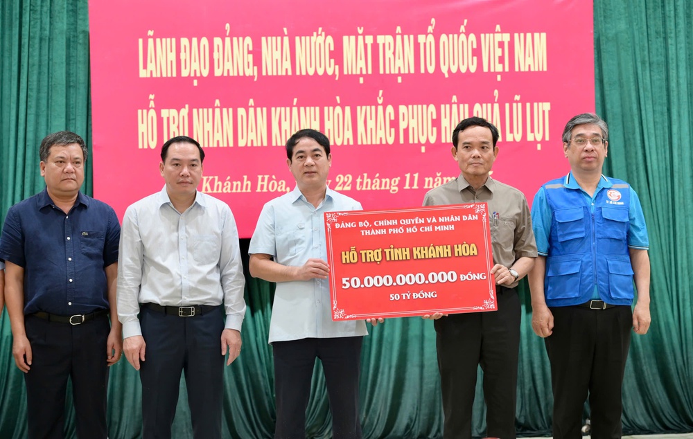 Báo chí giữa tâm lũ: Cứu người, chặn tin giả và khơi dậy triệu trái tim - Ảnh 33.