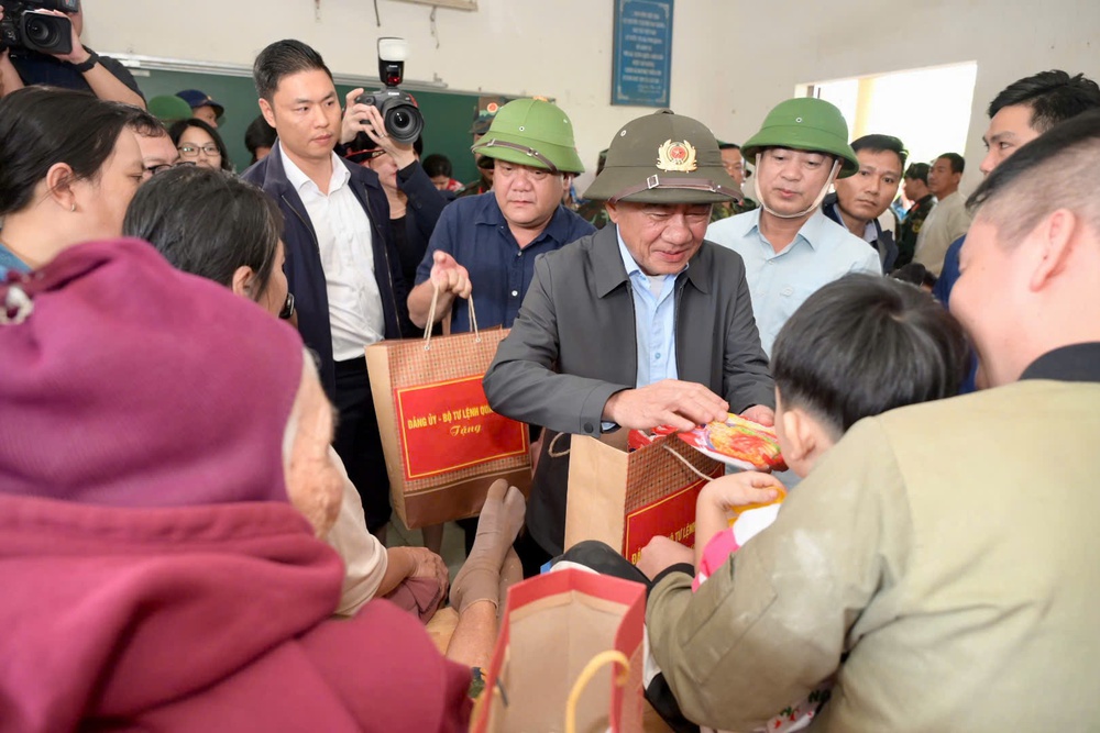 Báo chí giữa tâm lũ: Cứu người, chặn tin giả và khơi dậy triệu trái tim - Ảnh 37.