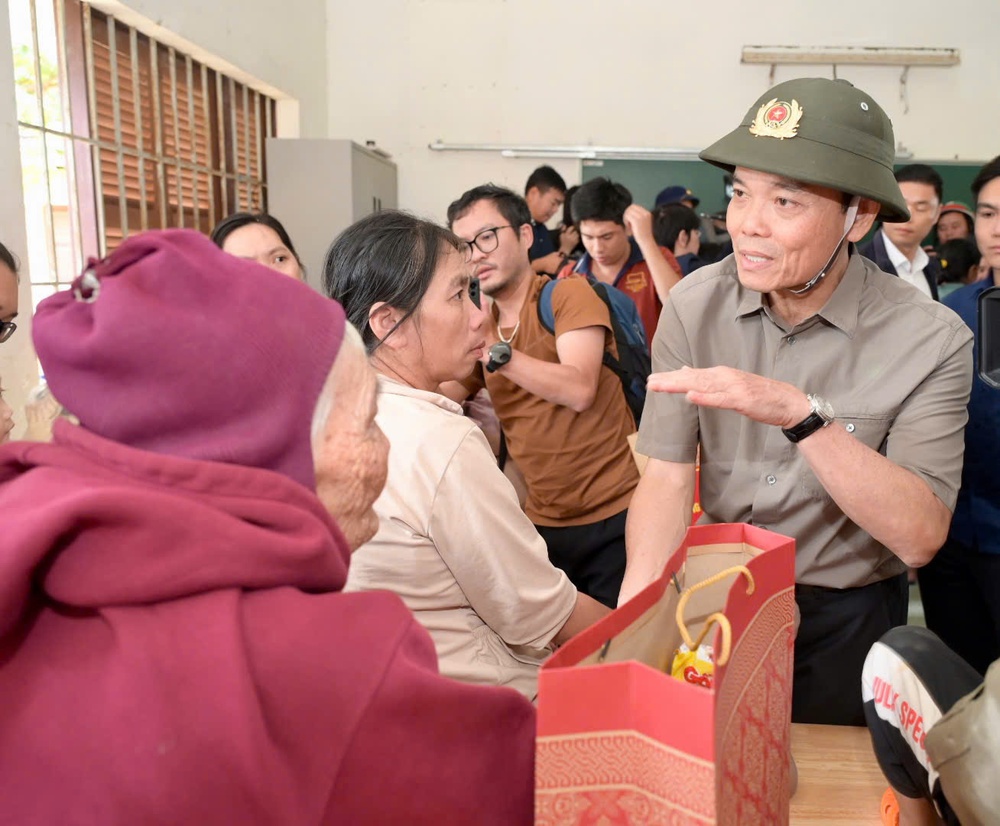 Báo chí giữa tâm lũ: Cứu người, chặn tin giả và khơi dậy triệu trái tim - Ảnh 36.