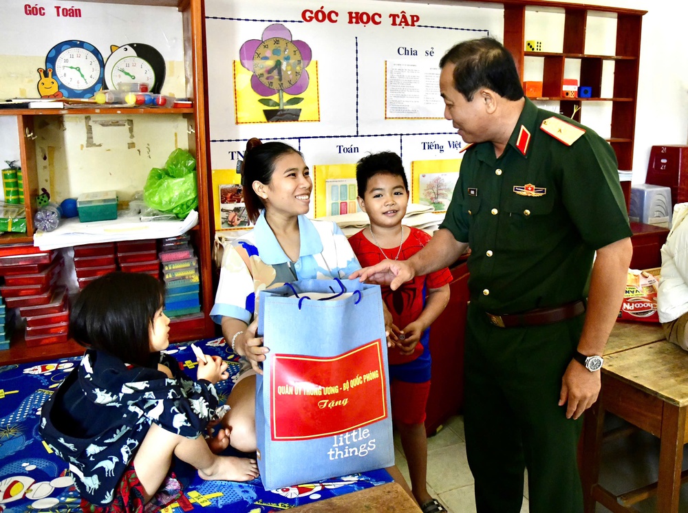 Báo chí giữa tâm lũ: Cứu người, chặn tin giả và khơi dậy triệu trái tim - Ảnh 30.