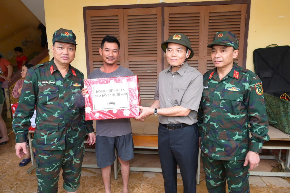 Báo chí giữa tâm lũ: Cứu người, chặn tin giả và khơi dậy triệu trái tim - Ảnh 32.