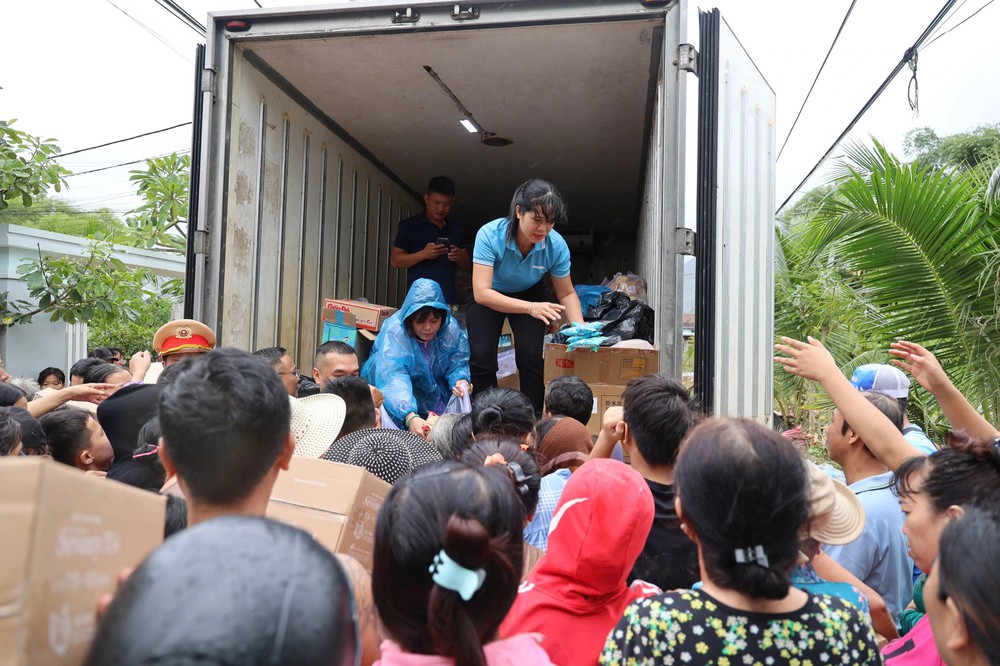 Báo chí giữa tâm lũ: Cứu người, chặn tin giả và khơi dậy triệu trái tim - Ảnh 10.