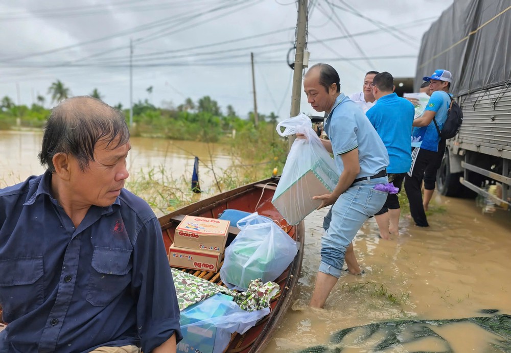 Báo chí giữa tâm lũ: Cứu người, chặn tin giả và khơi dậy triệu trái tim - Ảnh 12.