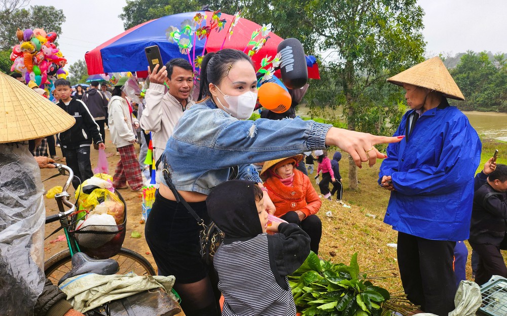 Độc lạ đầu năm: Hàng ngàn người đi chợ "choảng nhau" cầu may ở Thanh Hóa- Ảnh 2.