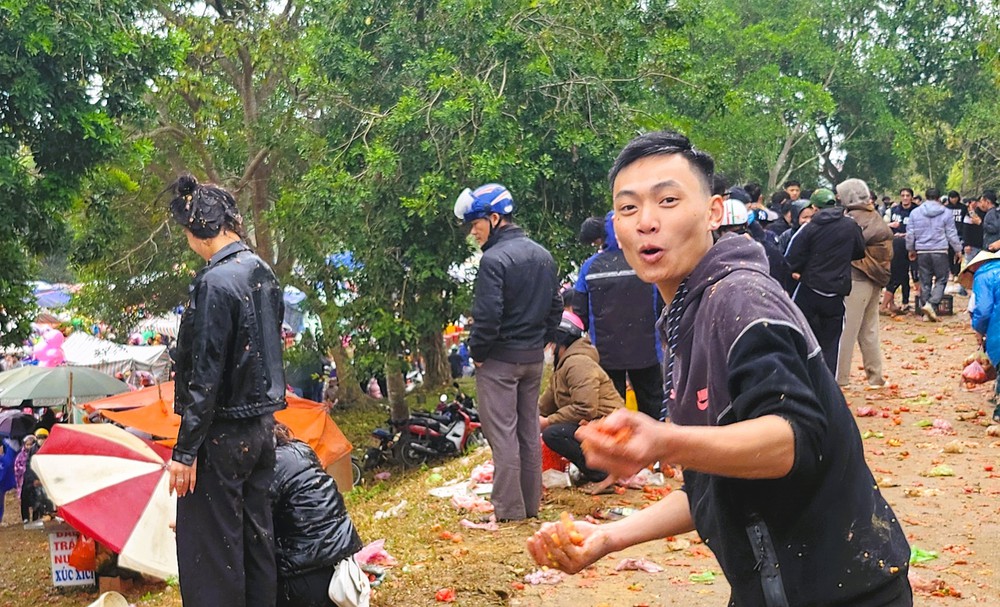 Độc lạ đầu năm: Hàng ngàn người đi chợ "choảng nhau" cầu may ở Thanh Hóa- Ảnh 13.