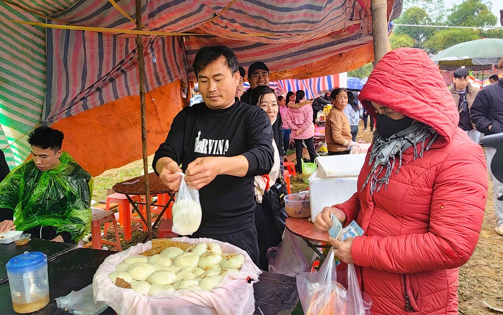 Độc lạ đầu năm: Hàng ngàn người đi chợ "choảng nhau" cầu may ở Thanh Hóa- Ảnh 16.