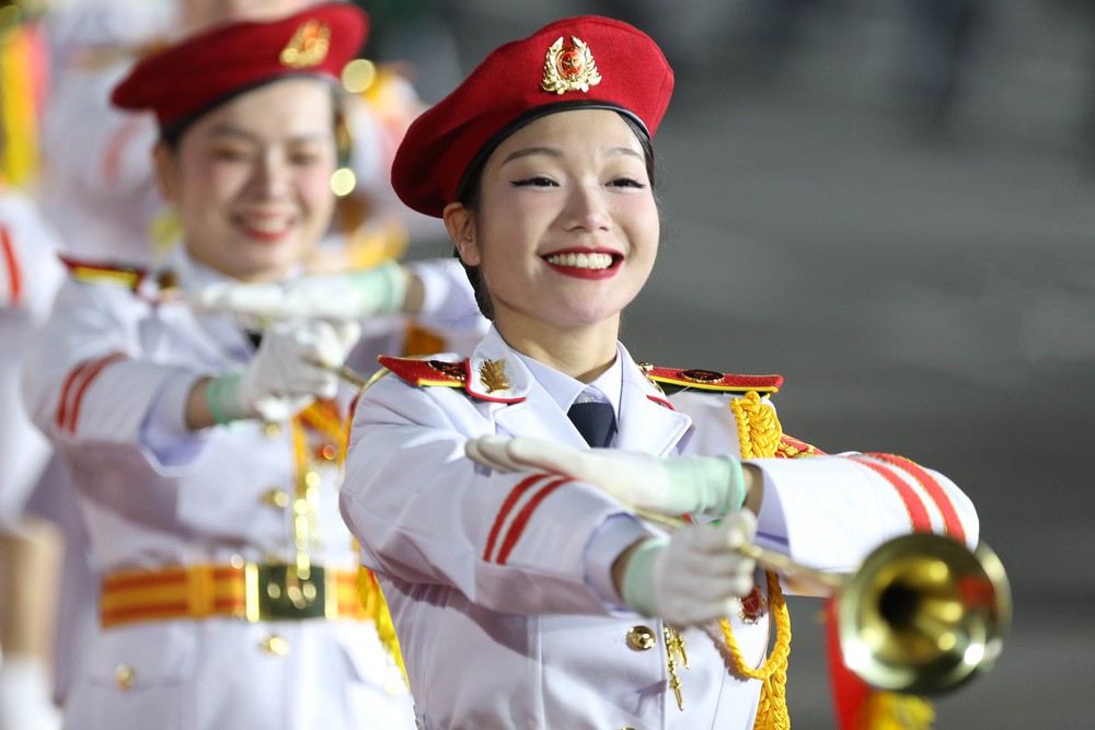 Cờ hoa rực rỡ, ấm tình quân dân trong ngày tổng hợp luyện diễu binh, diễu hành lần 2- Ảnh 1. Cờ hoa rực rỡ, ấm tình quân dân tỷ lệ kèo nhà cái hôm nay ngày tổng hợp luyện diễu binh, diễu hành lần 2- Ảnh 1.