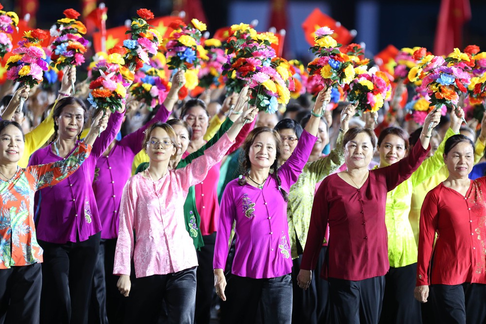 Cờ hoa rực rỡ, ấm tình quân dân trong ngày tổng hợp luyện diễu binh, diễu hành lần 2- Ảnh 20. Cờ hoa rực rỡ, ấm tình quân dân tỷ lệ kèo nhà cái hôm nay ngày tổng hợp luyện diễu binh, diễu hành lần 2- Ảnh 20.