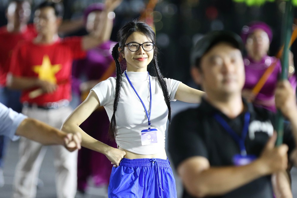 Cờ hoa rực rỡ, ấm tình quân dân trong ngày tổng hợp luyện diễu binh, diễu hành lần 2- Ảnh 24. Cờ hoa rực rỡ, ấm tình quân dân tỷ lệ kèo nhà cái hôm nay ngày tổng hợp luyện diễu binh, diễu hành lần 2- Ảnh 24.