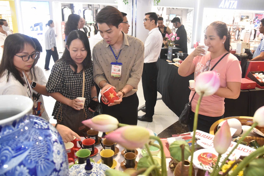 Chương trình “Tôn vinh cà phê – trà Việt” 2025: Khai mạc không gian văn hóa Việt giữa lòng thành phố- Ảnh 4. Chương trình “Tôn vinh cà phê, trà Việt” 2025: Khai mạc không gian văn hóa Việt giữa lòng thành phố - Ảnh 4.