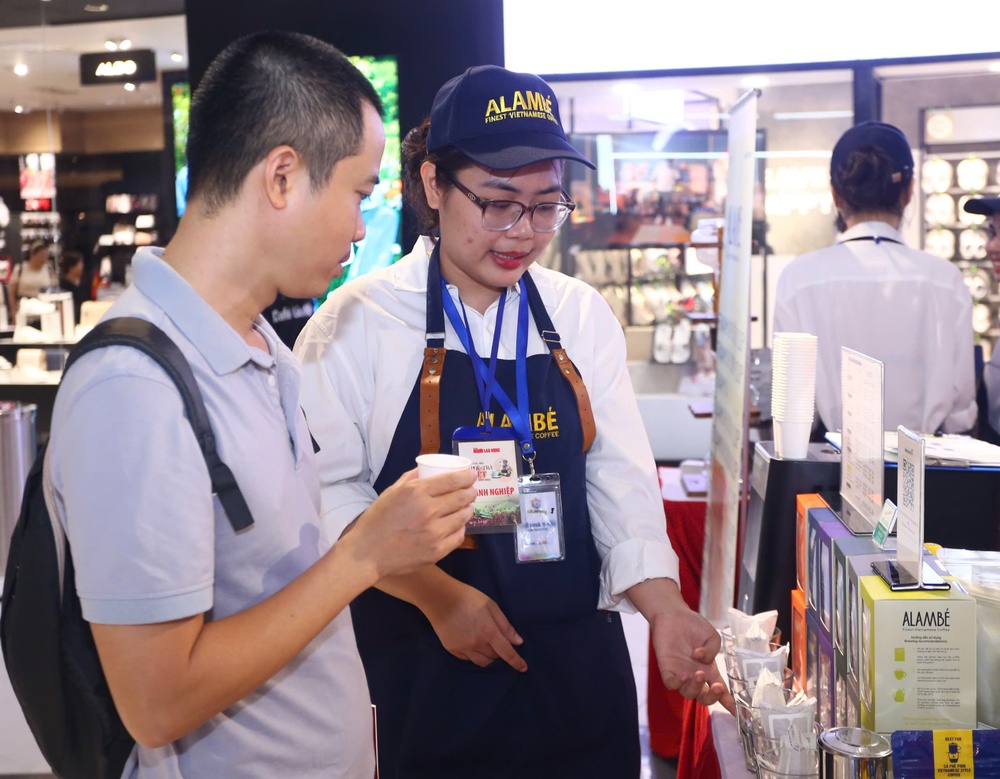 Chương trình “Tôn vinh cà phê – trà Việt” 2025: Khai mạc không gian văn hóa Việt giữa lòng thành phố- Ảnh 13. Chương trình “Tôn vinh cà phê, trà Việt” 2025: Khai mạc không gian văn hóa Việt giữa lòng thành phố - Ảnh 13.