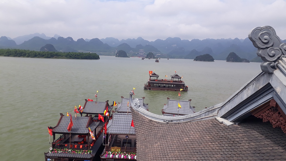 VIDEO: "Biển" người đổ về chùa Tam Chúc chiêm bái xá lợi Đức Phật- Ảnh 7. VIDEO: "Biển" người đổ về chùa Tam Chúc chiêm bái xá lợi Đức Phật- Ảnh 7.