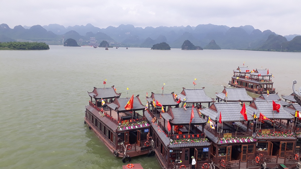 VIDEO: "Biển" người đổ về chùa Tam Chúc chiêm bái xá lợi Đức Phật- Ảnh 8. VIDEO: "Biển" người đổ về chùa Tam Chúc chiêm bái xá lợi Đức Phật- Ảnh 8.