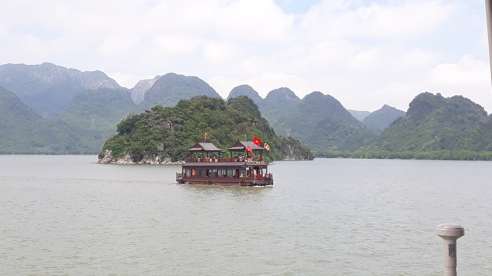 VIDEO: "Biển" người đổ về chùa Tam Chúc chiêm bái xá lợi Đức Phật- Ảnh 9. VIDEO: "Biển" người đổ về chùa Tam Chúc chiêm bái xá lợi Đức Phật- Ảnh 9.