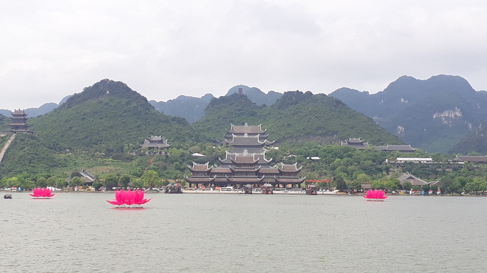 VIDEO: "Biển" người đổ về chùa Tam Chúc chiêm bái xá lợi Đức Phật- Ảnh 10. VIDEO: "Biển" người đổ về chùa Tam Chúc chiêm bái xá lợi Đức Phật- Ảnh 10.