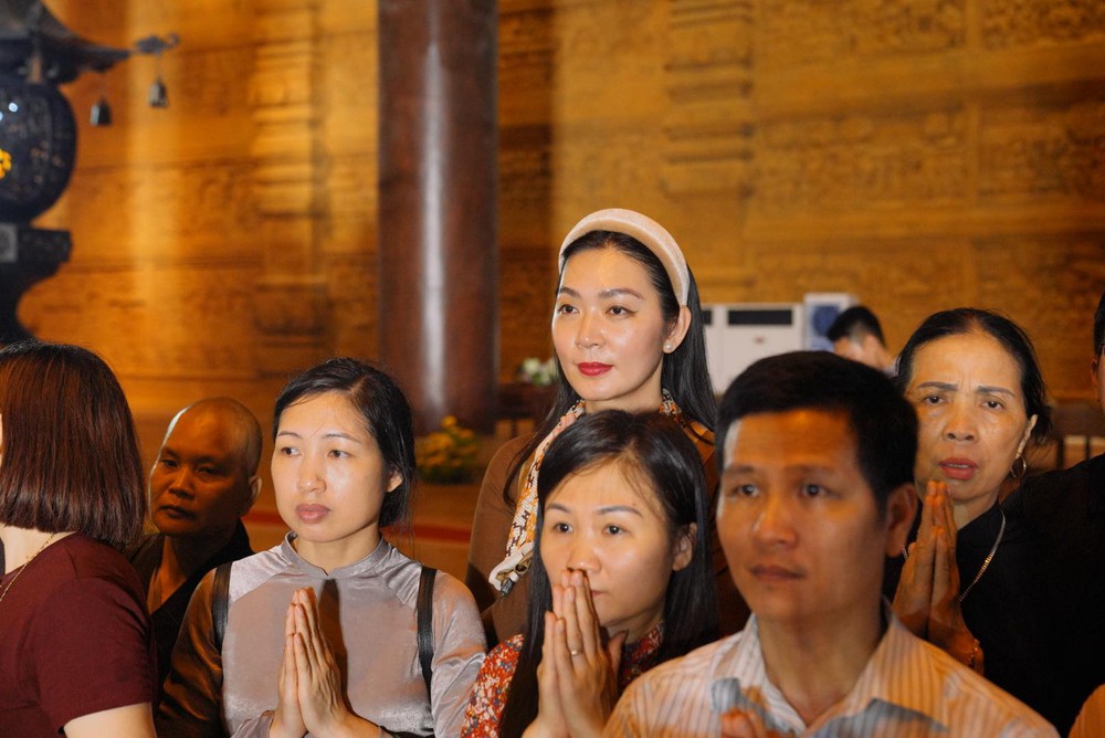 VIDEO: "Biển" người đổ về chùa Tam Chúc chiêm bái xá lợi Đức Phật- Ảnh 17. VIDEO: "Biển" người đổ về chùa Tam Chúc chiêm bái xá lợi Đức Phật- Ảnh 17.