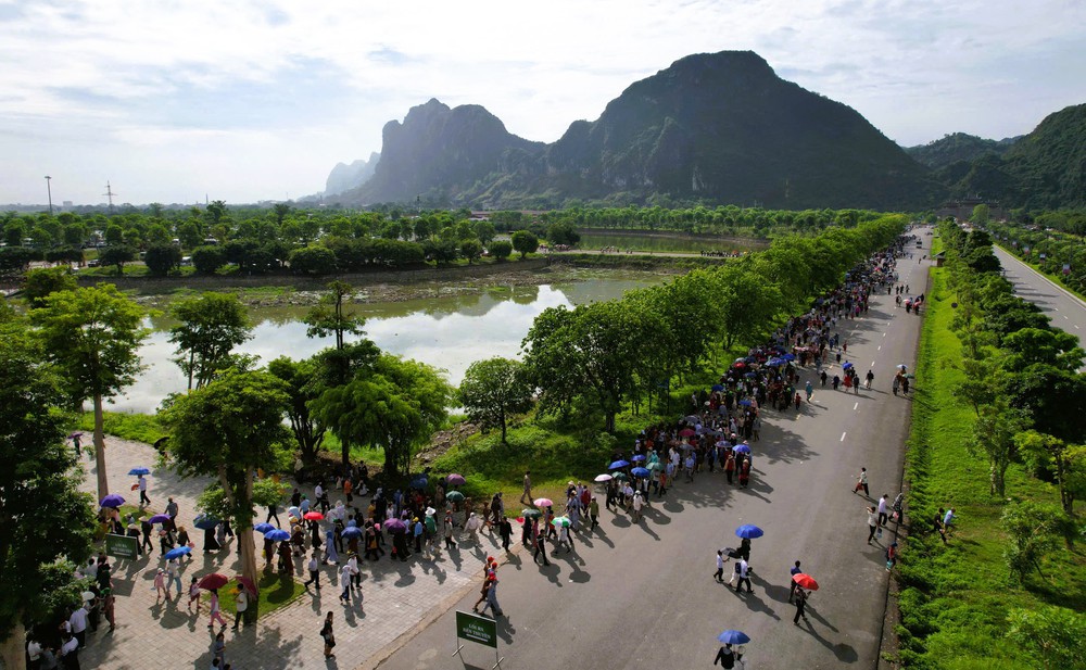 VIDEO: "Biển" người đổ về chùa Tam Chúc chiêm bái xá lợi Đức Phật- Ảnh 12. VIDEO: "Biển" người đổ về chùa Tam Chúc chiêm bái xá lợi Đức Phật- Ảnh 12.
