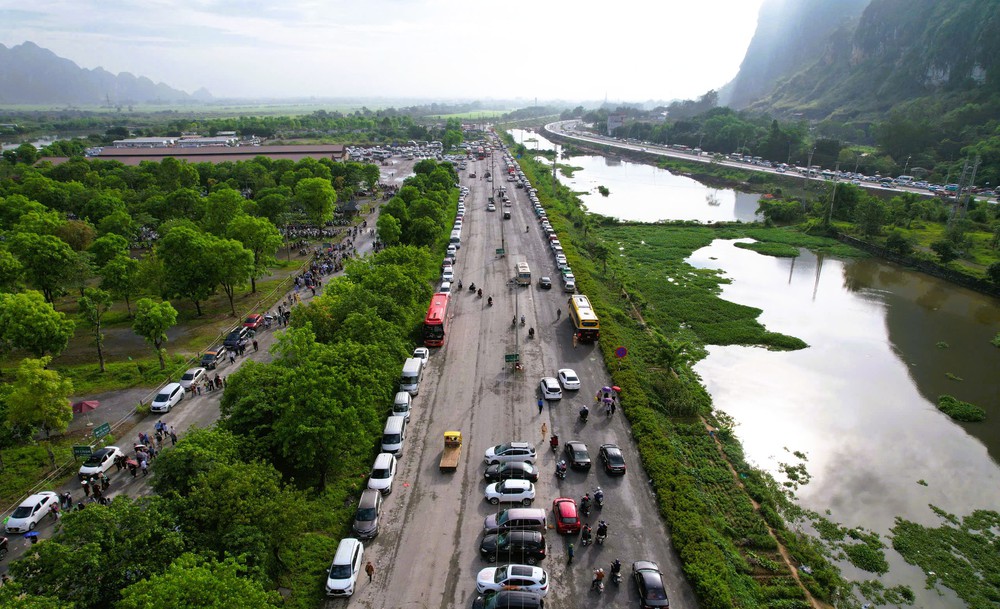 VIDEO: "Biển" người đổ về chùa Tam Chúc chiêm bái xá lợi Đức Phật- Ảnh 13. VIDEO: "Biển" người đổ về chùa Tam Chúc chiêm bái xá lợi Đức Phật- Ảnh 13.