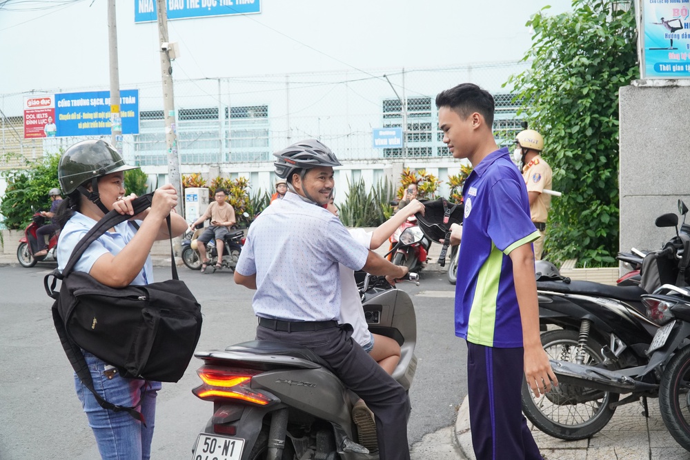 Nhìn lại kỳ thi tốt nghiệp THPT 2025: Đề thi mới có "dễ thở"? - Ảnh 6.
