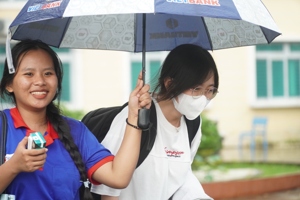 Nhìn lại kỳ thi tốt nghiệp THPT 2025: Đề thi mới có "dễ thở"? - Ảnh 25.
