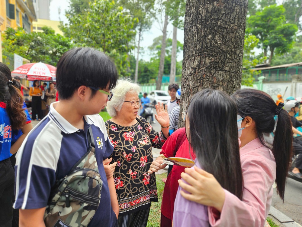 Nhìn lại kỳ thi tốt nghiệp THPT 2025: Đề thi mới có "dễ thở"? - Ảnh 14.