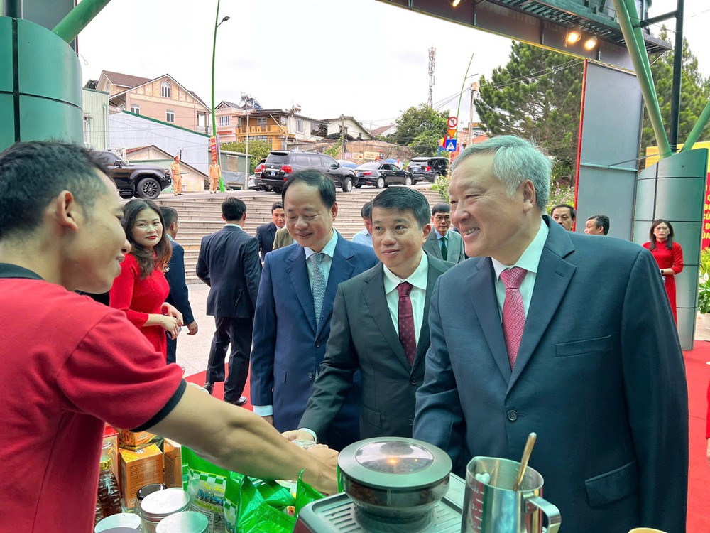 Không khí lễ công bố các nghị quyết, quyết định sáp nhập đơn vị hành chính - Ảnh 6.