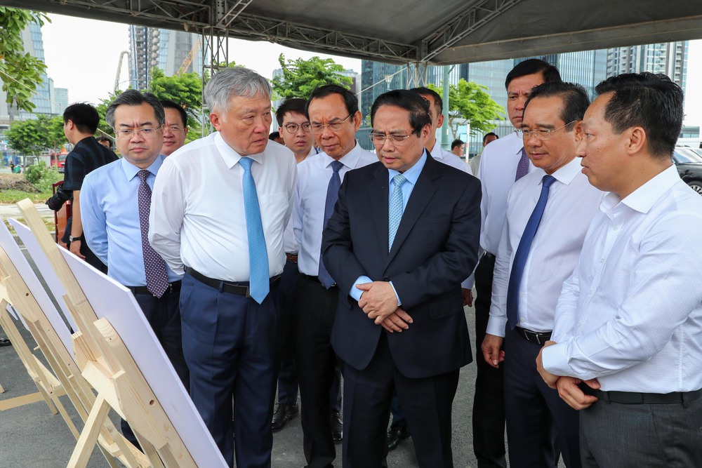Thủ tướng Phạm Minh Chính kiểm tra thực địa nơi dự kiến xây dựng trung tâm tài chính quốc tế tại TP HCM - Ảnh 11.