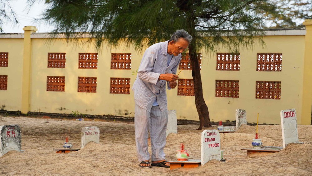 Chuyện ở nghĩa địa cá Ông lớn nhất Việt Nam - Ảnh 20.