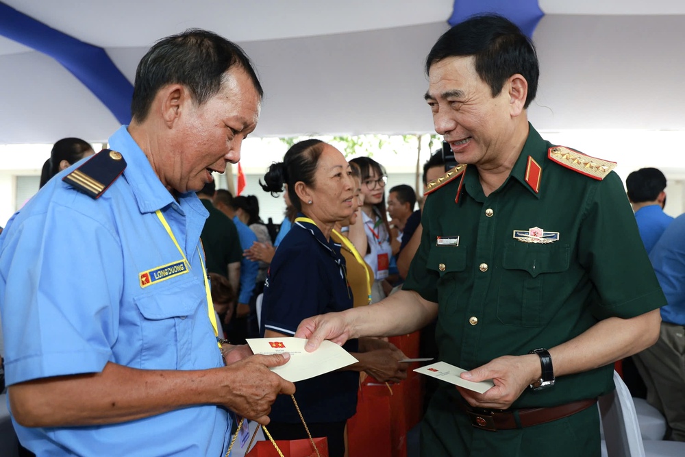 Cuộc gặp gỡ đặc biệt giữa Tổng b&iacute; thư, Chủ tịch nước T&ocirc; L&acirc;m v&agrave; c&ocirc;ng nh&acirc;n TPHCM - Ảnh 11.