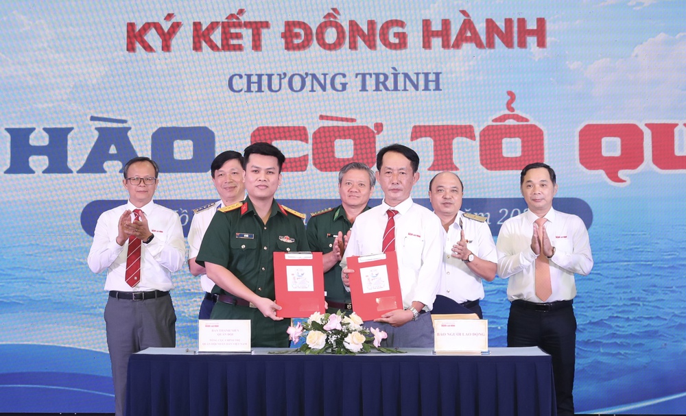 To&agrave;n cảnh Lễ kỷ niệm 7 năm chương tr&igrave;nh Tự h&agrave;o cờ Tổ quốc - Ảnh 17.