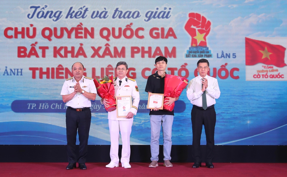 To&agrave;n cảnh Lễ kỷ niệm 7 năm chương tr&igrave;nh Tự h&agrave;o cờ Tổ quốc - Ảnh 28.