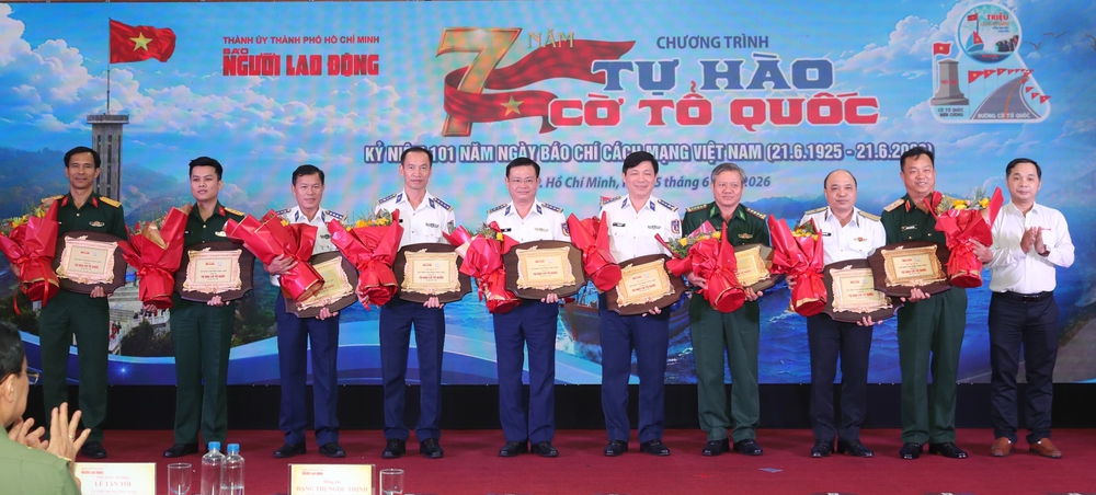 To&agrave;n cảnh Lễ kỷ niệm 7 năm chương tr&igrave;nh Tự h&agrave;o cờ Tổ quốc - Ảnh 30.
