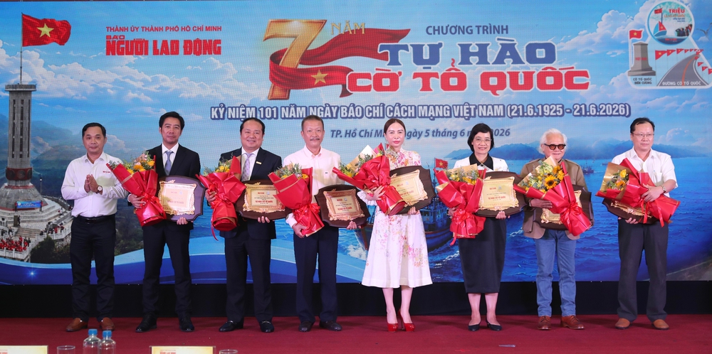 To&agrave;n cảnh Lễ kỷ niệm 7 năm chương tr&igrave;nh Tự h&agrave;o cờ Tổ quốc - Ảnh 31.