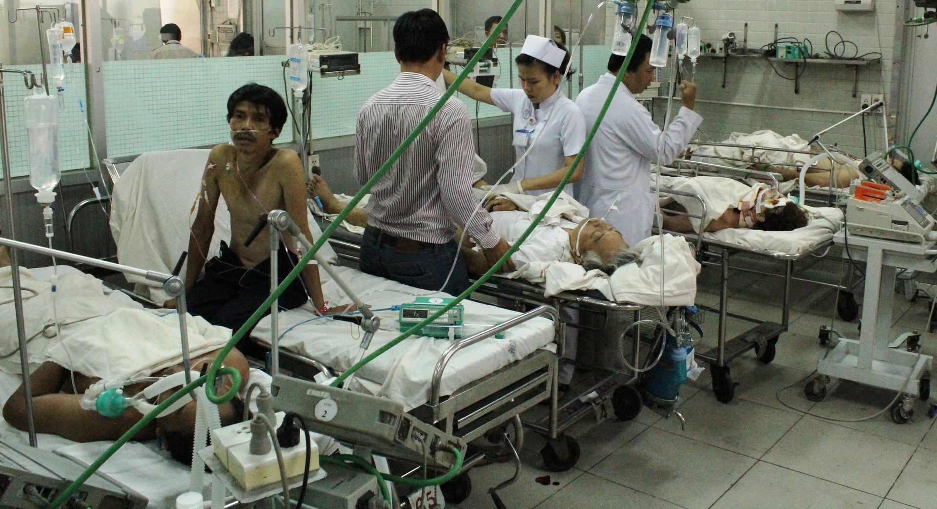 C&aacute;c b&aacute;c sĩ đang dốc to&agrave;n lực cấp cứu cho nạn nh&acirc;n vụ tai nạn