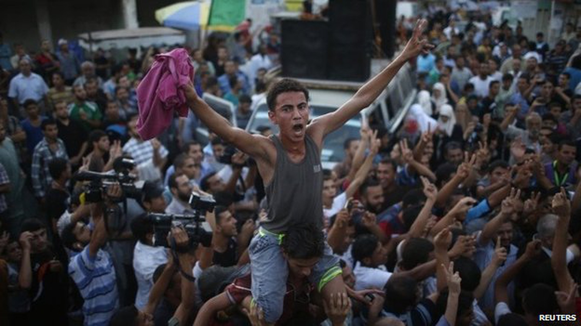Người d&acirc;n Palestine ở Gaza đổ ra đường ăn mừng thỏa thuận ngừng bắn. Trong khi đ&oacute;, người d&acirc;n Israel vẫn tỏ &yacute; ho&agrave;i nghi. Ảnh: Reuters