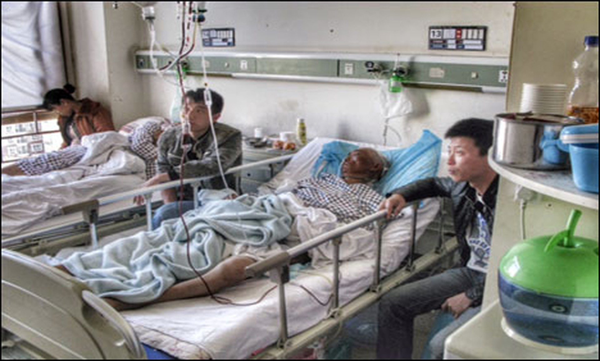 C&aacute;c nạn nh&acirc;n đang được chữa trị tại bệnh viện. Ảnh: Thenews.com.pk