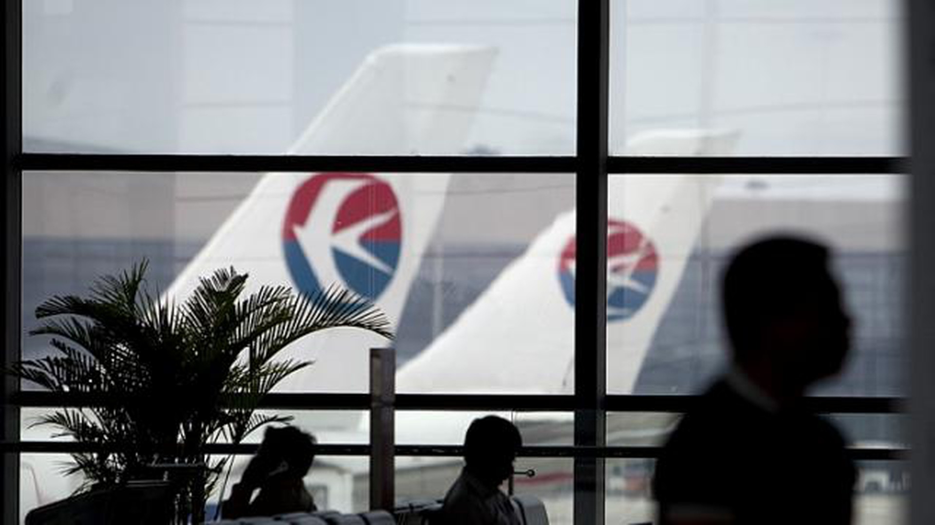C&aacute;c h&atilde;ng h&agrave;ng kh&ocirc;ng được lệnh cắt giảm &frac14; c&aacute;c chuyến bay tại 12 s&acirc;n bay ở Trung Quốc. Ảnh: Reuters