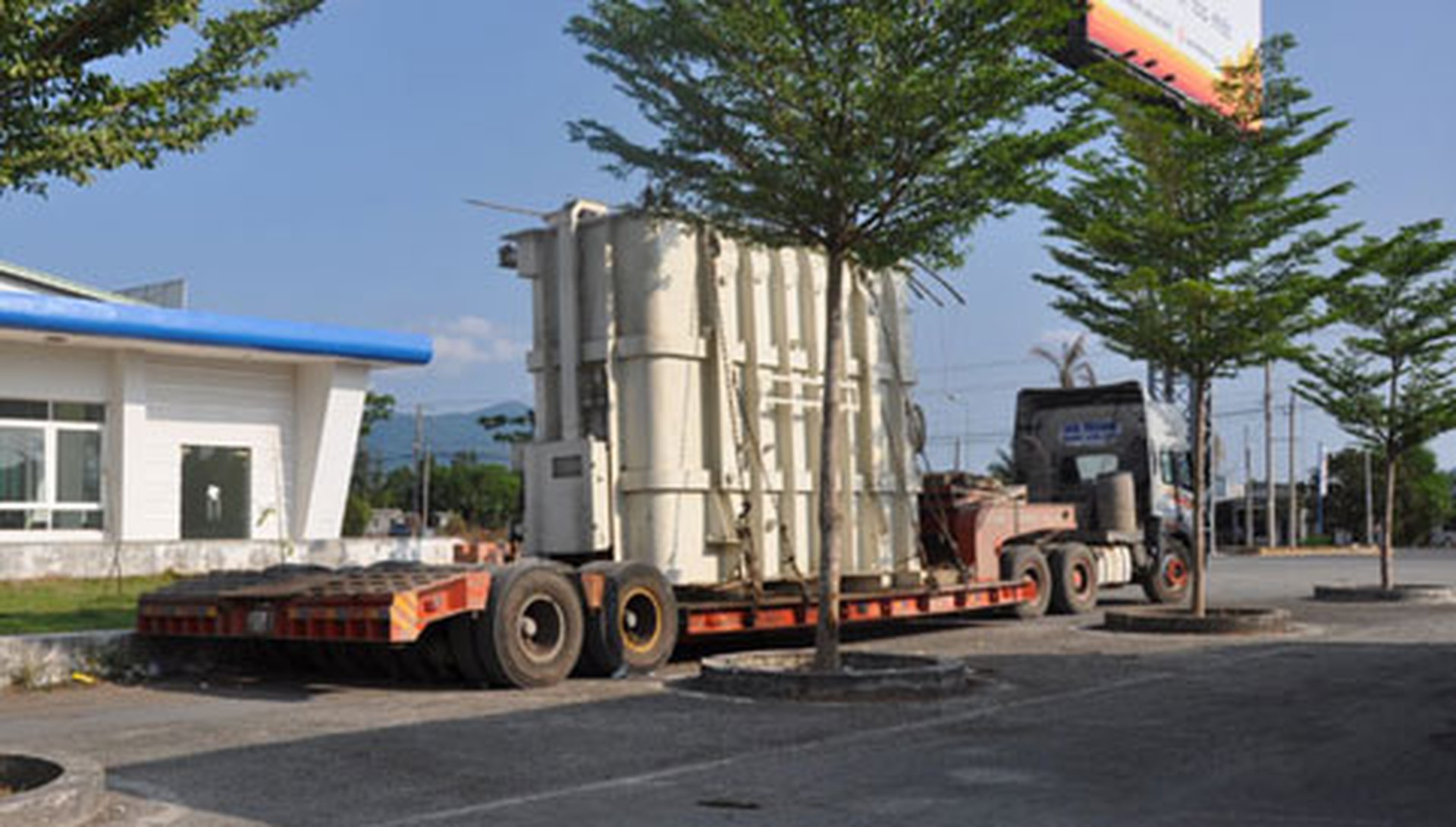 Xe tải tr&ecirc;n 100 tấn dừng nghỉ ở một c&acirc;y xăng tại huyện Xu&acirc;n Lộc v&agrave;o chiều 20-4 (ảnh S.Đ).