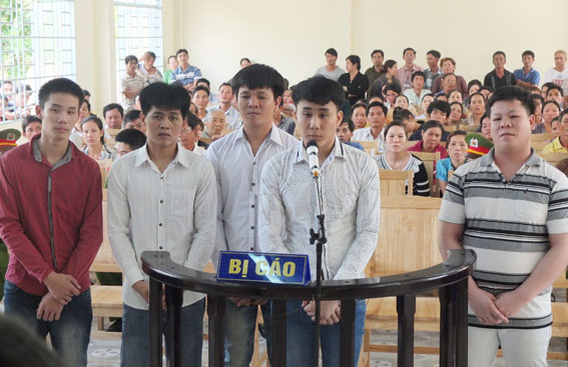 C&aacute;c bị c&aacute;o Ph&aacute;t, Văn H&ugrave;ng, Thanh H&ugrave;ng, Việt, Cường (từ tr&aacute;i sang phải) tại phi&ecirc;n x&eacute;t xử lưu động, s&aacute;ng ng&agrave;y 24-4, tại UBND x&atilde; Xu&acirc;n Hưng (huyện Xu&acirc;n Lộc) 