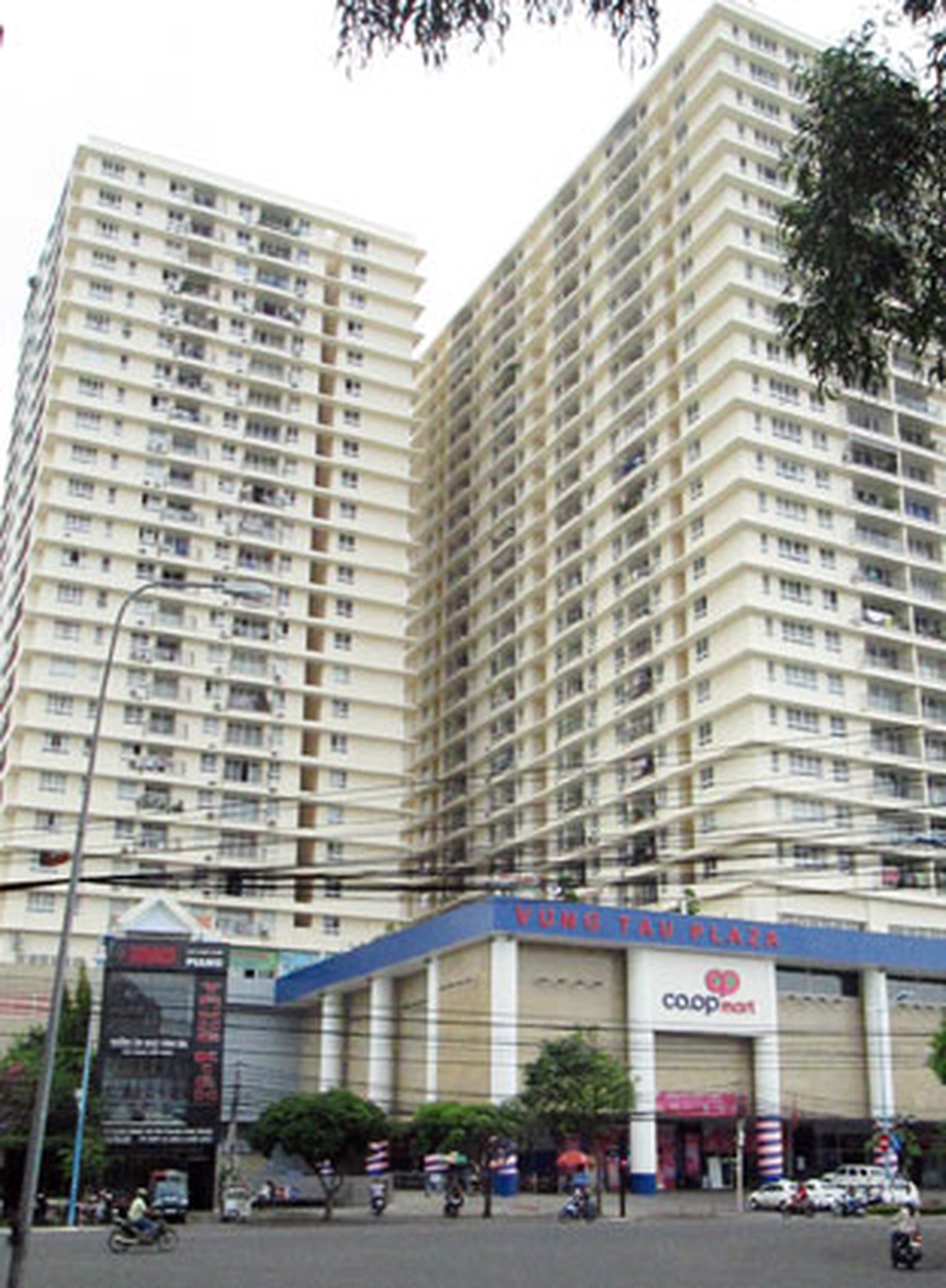Lợi dụng sơ hở của lực lượng bảo vệ, kẻ gian lẻn v&agrave;o chung cư Vung Tau Plaza lấy trộm 1 xe m&aacute;y SH, trị gi&aacute; 9.000 USD.