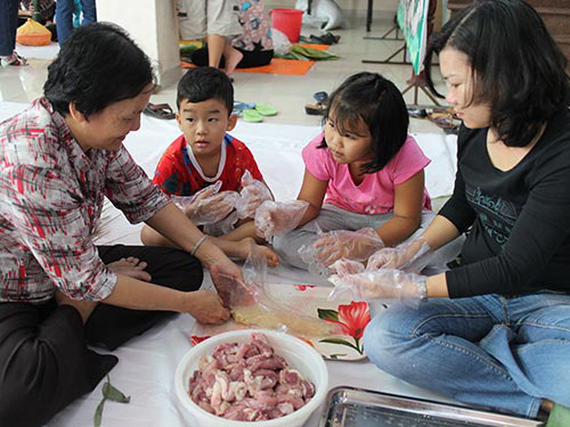 C&aacute;c th&agrave;nh vi&ecirc;n trong gia đ&igrave;nh c&ugrave;ng chia sẻ tr&aacute;ch nhiệm, kh&ocirc;ng n&ecirc;n dồn hết cho d&acirc;u trưởng. (Ảnh chỉ c&oacute; t&iacute;nh minh họa) Ảnh: NG&Acirc;N H&Agrave;