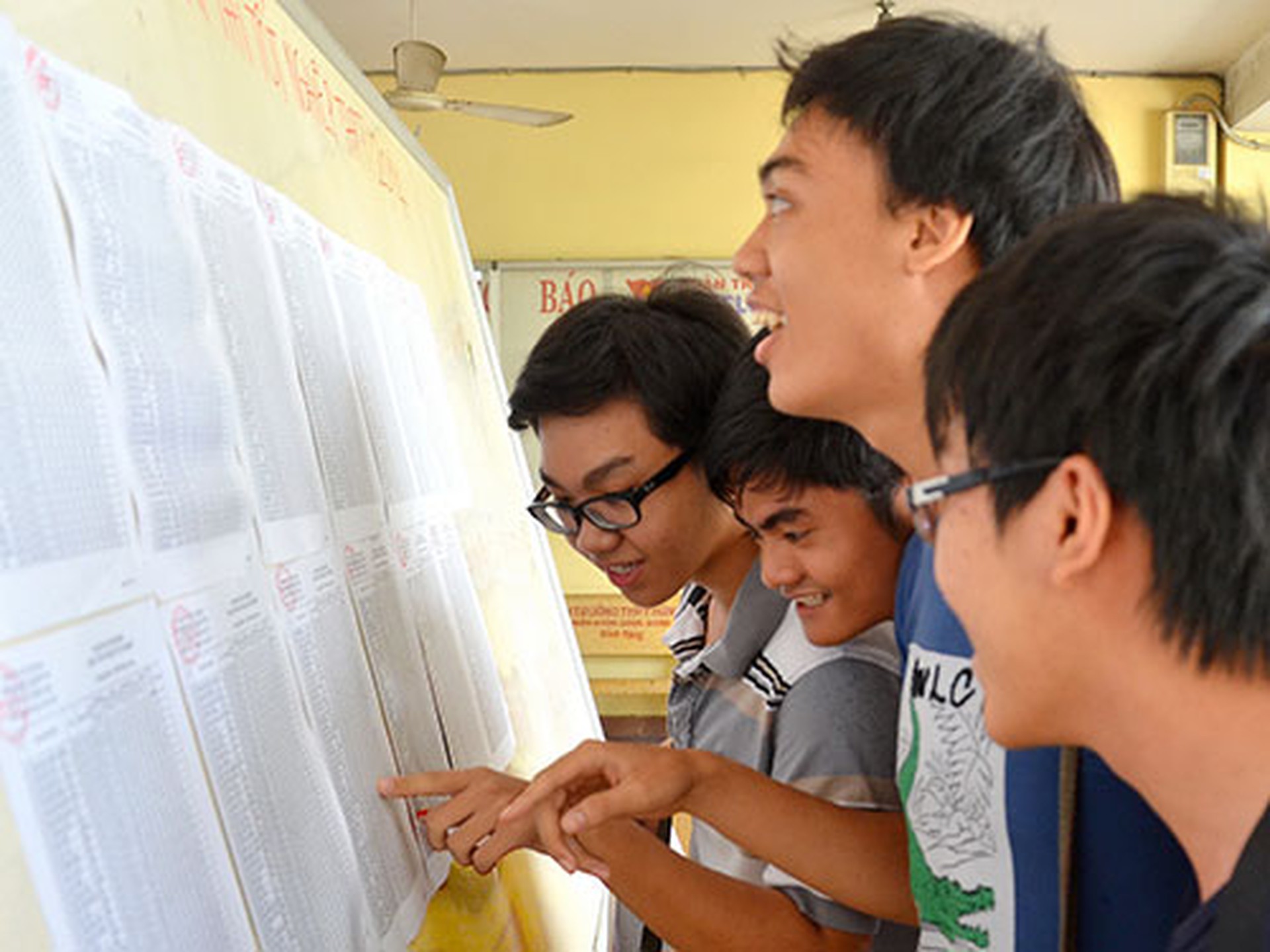 Th&iacute; sinh xem điểm thi tại Trường THPT H&ugrave;ng Vương, TP HCM s&aacute;ng 17-6 Ảnh: TẤN THẠNH