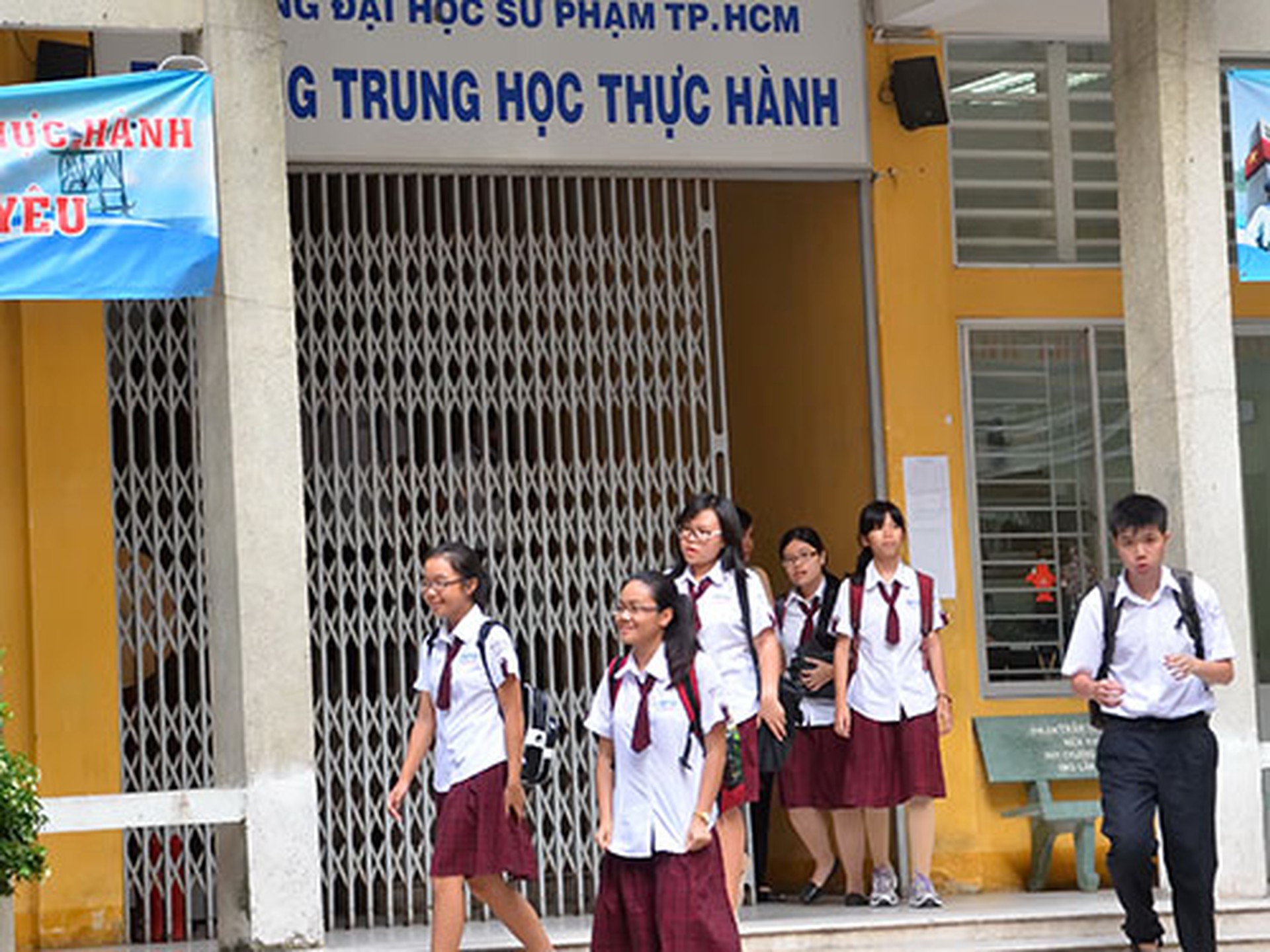 Học sinh Trường Trung học Thực h&agrave;nh thuộc Trường ĐH Sư phạm TP HCM tan trường Ảnh: TẤN THẠNH