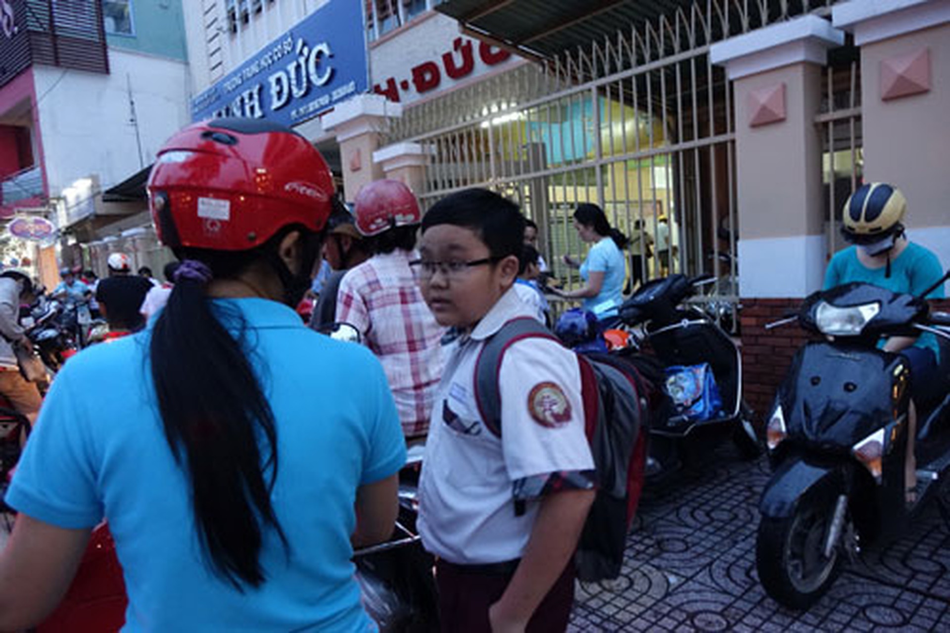 Th&agrave;nh phố l&ecirc;n đ&egrave;n cũng l&agrave; l&uacute;c nhiều học sinh miệt m&agrave;i v&agrave;o lớp học th&ecirc;m 
Ảnh: MINH TRUNG