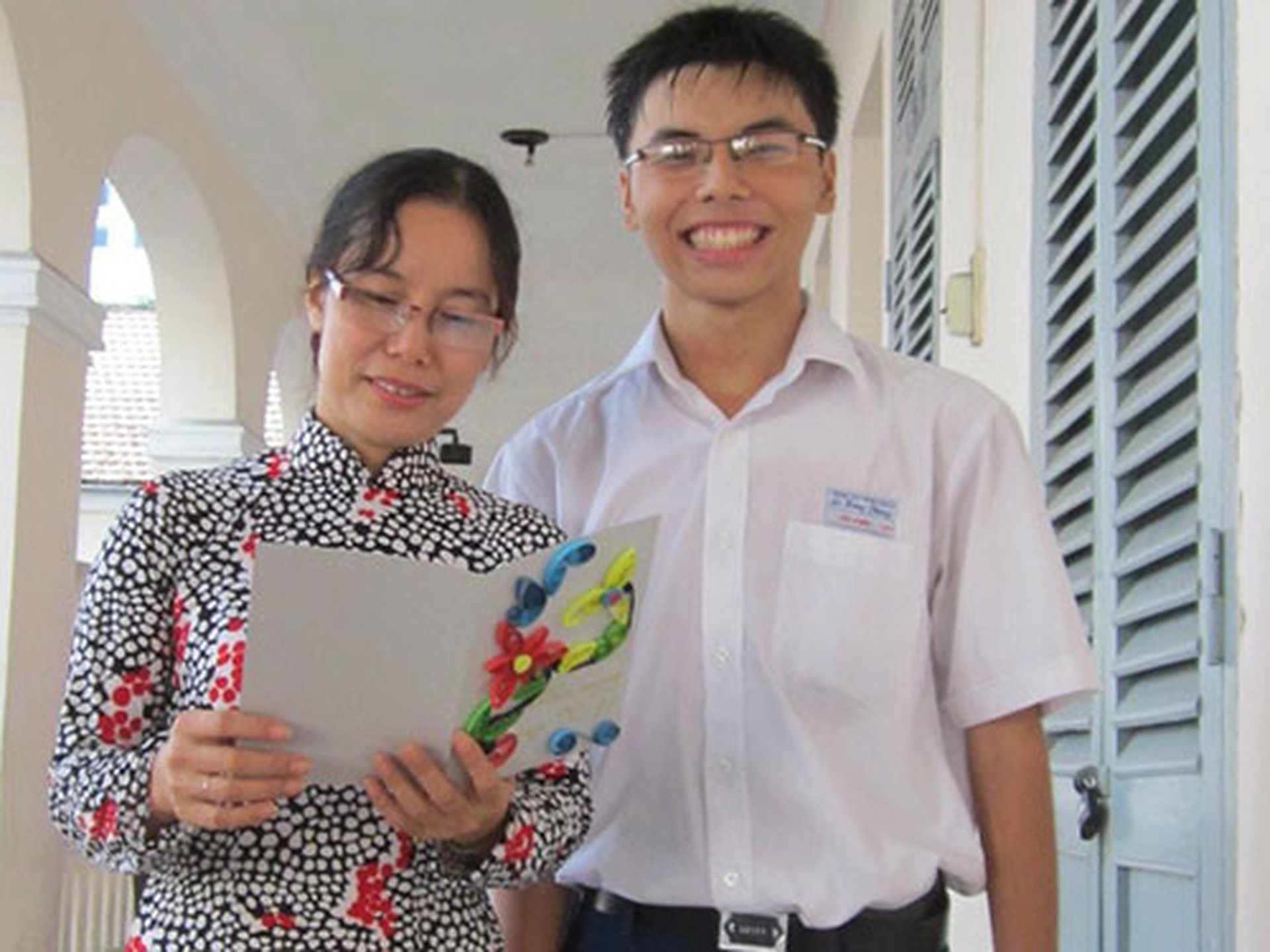 C&ocirc; gi&aacute;o x&uacute;c động trước tấm thiệp học tr&ograve; tặng trong ng&agrave;y 20-11Ảnh: THI&Ecirc;N HO&Agrave;NG